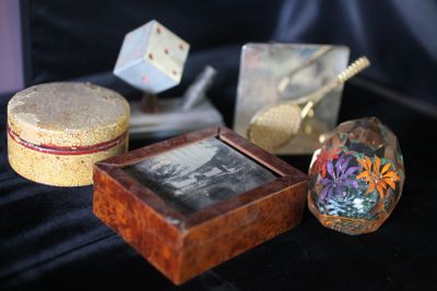 une petite boîte en bois contenant une image