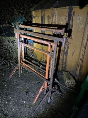 une armature métallique posée dans la terre