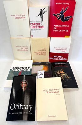plusieurs livres sont empilés sur une surface blanche