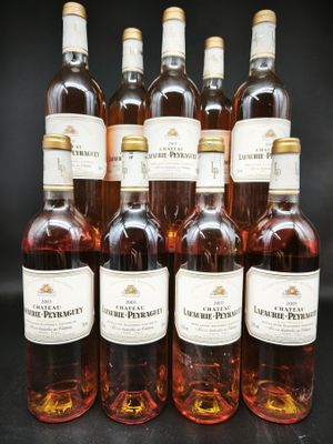 six bouteilles de vin sont alignées sur une surface noire