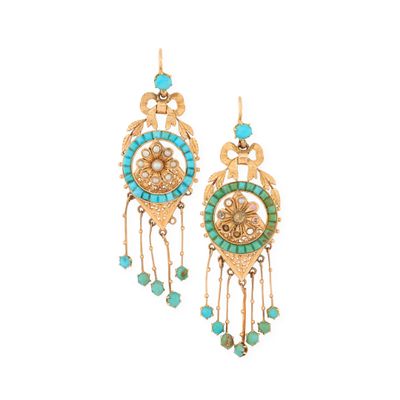 une paire de boucles d'oreilles composées de perles de turquoise et d'or