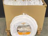 une boîte en carton contenant un gros rouleau de papier toilette
