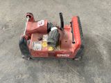 une petite machine rouge posée sur le sol