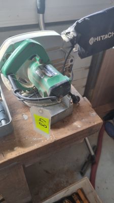 une machine posée sur une table en bois