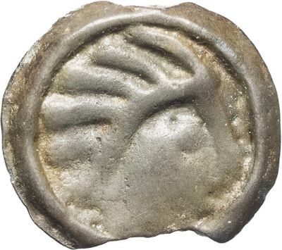 gros plan d'une pièce de monnaie sur laquelle figure un visage de femme