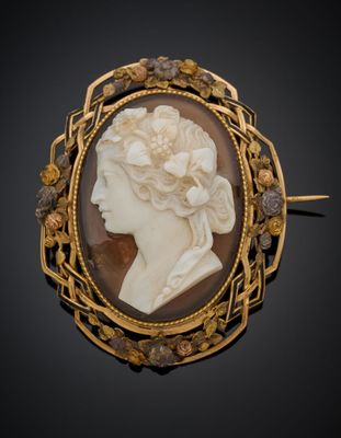 un camée ancien représentant une femme avec des fleurs dans les cheveux