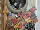une boîte en bois remplie d'objets assortis sur une table