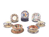 il y a toutes sortes d'assiettes et de tasses sur la table