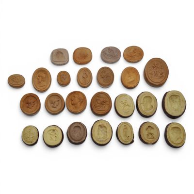 un assortiment de pièces anciennes et récentes sur un fond blanc