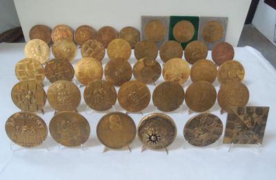 beaucoup de pièces d'or posées sur une table blanche