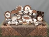 une table avec beaucoup d'assiettes et de tasses