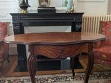 une photo d'un salon avec une table et des chaises