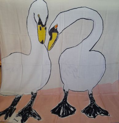 une photo d'une serviette sur laquelle figurent deux cygnes