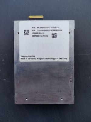 un appareil électronique fixé sur le côté d'une paroi métallique