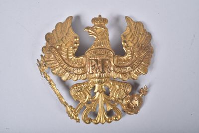 une broche en or ornée d'un oiseau