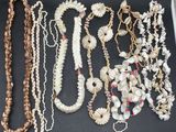 de nombreux colliers et bracelets disposés sur une table