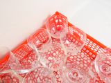 de nombreux verres à vin vides posés sur un plateau rouge