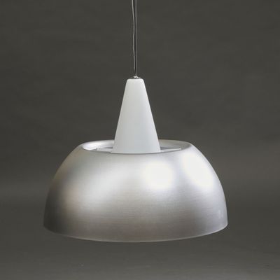 gros plan d'une lumière blanche suspendue au plafond