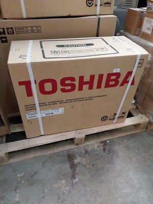 de nombreux cartons empilés sur une palette