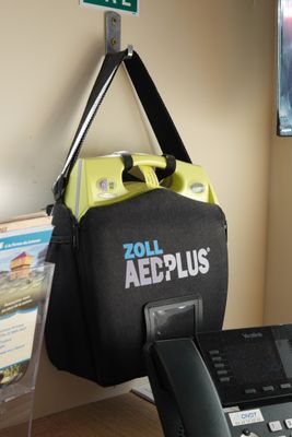 un sac accroché au mur à côté d'un téléphone