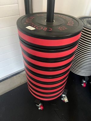 deux appareils de fitness noirs et rouges posés sur un sol noir