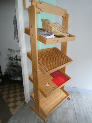 une étagère en bois sur laquelle sont posés des paniers, dans une pièce
