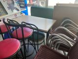 de nombreuses chaises et une table dans un restaurant