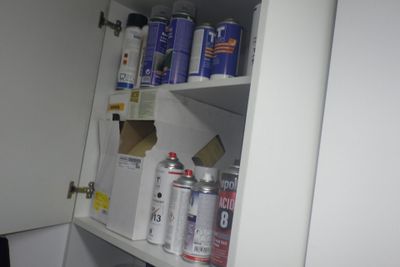 une armoire sur laquelle sont posés des pots et encore des pots de peinture