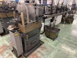 une machine placée au milieu d'une pièce