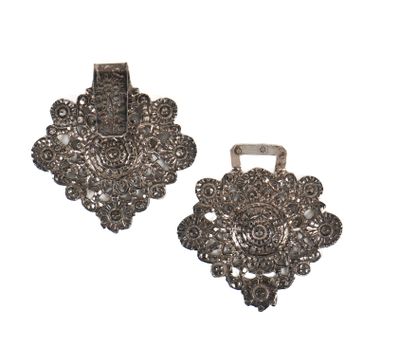 AGRAFE DE MANTEAU en argent moulé et ciselé à décor végétal …