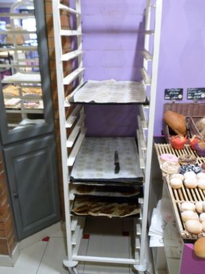 un casier contenant des aliments, posé sur une étagère dans la cuisine