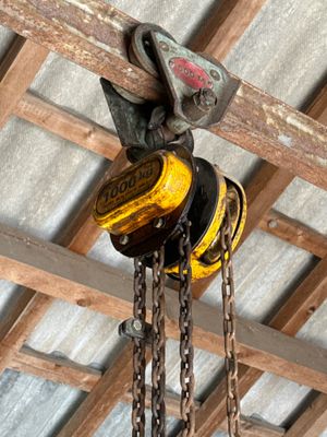 une chaîne de traction suspendue au plafond d'un immeuble