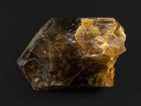 un rocher jaune et noir sur fond noir