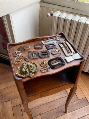 une table en bois sur laquelle sont posés de nombreux objets différents