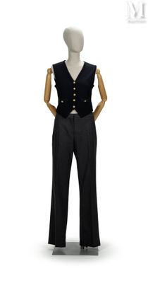 un mannequin vêtu d'un gilet noir et d'un pantalon noir