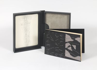deux livres en noir et blanc avec l'image d'un oiseau sur la couverture