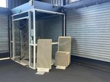 une photo d'un débarras rempli de cartons