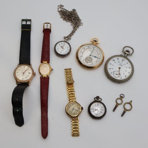 Une petite montre à gousset en argent, ne montre à gousset en mét...