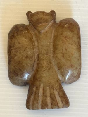 un oiseau en pierre posé sur une table