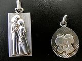 deux pendentifs en argent représentant une femme et un enfant sur un fond noir