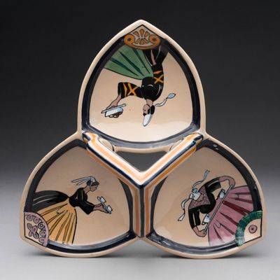 trois bols en céramique décorés de motifs sont empilés les uns sur les autres