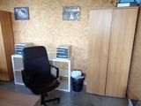 une chaise de bureau noire dans un coin d'une pièce