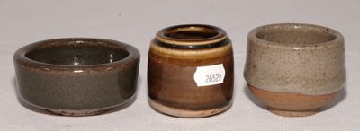 trois tasses posées les unes à côté des autres sur une table
