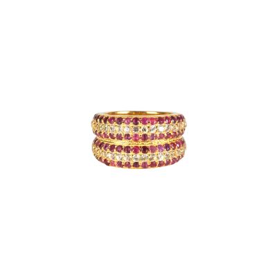 gros plan d'une bague en or avec des pierres roses et blanches
