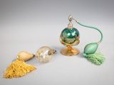 un petit objet en verre surmonté d'un pompon