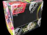 une boîte de cartes à collectionner Pokémon sur fond noir