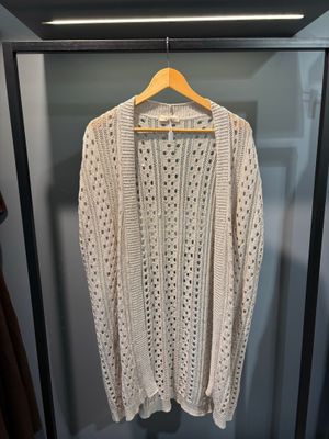 Le pull est suspendu à un cintre dans le placard.