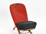 une image représentant une chaise rouge avec un coussin noir