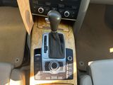 un tableau de bord de voiture avec un levier de vitesses en bois et un autocollant collé dessus