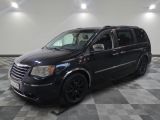 la photo d'une camionnette noire garée dans un garage